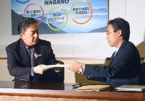 (1)Ex-Nagano Gov. Tanaka transfers duties to his successor
